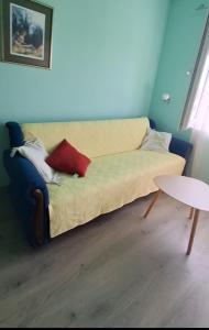 a living room with a couch and a table at Apartman Dejanović 2 in Veliko Gradište