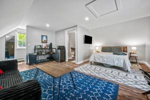 a bedroom with a bed and a living room at Cabot Modern Pet Friendly Apt 2nd Floor Studio in Whitefield