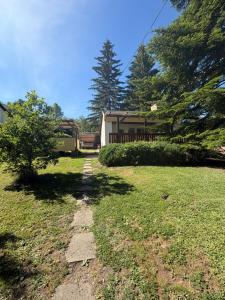 a walkway leading to a house in a yard at Mancs&Buborék Kutyabarát Vendégház in Komló