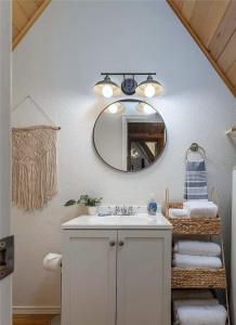 ein Badezimmer mit Waschbecken und Spiegel in der Unterkunft Tiny Timber in Packwood + 3 Fotos