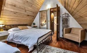 ein Schlafzimmer mit einem großen Bett und einem Stuhl in der Unterkunft Tiny Timber in Packwood