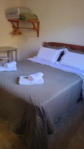 a bedroom with two beds with towels on them at Casa Rústica Próxima a Milho Verde, 3 QUARTOS - São Gonçalo do Rio das Pedras, Serro in Sêrro +24 photos