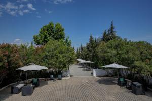 a walkway with umbrellas and chairs and tables at Manta Guest - Bed & Breakfast in Manta Rota