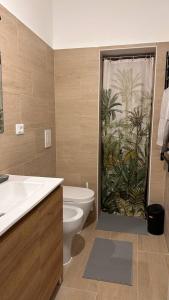 a bathroom with a toilet and a shower curtain at Bilocale a 300m dal mare e 100m fermata filobus in Pescara