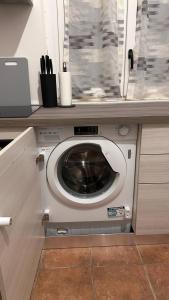 a washing machine in a kitchen with a counter at Bilocale a 300m dal mare e 100m fermata filobus in Pescara +13 photos