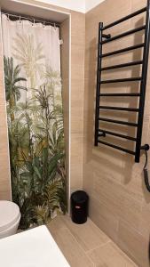 a bathroom with a shower curtain and a toilet at Bilocale a 300m dal mare e 100m fermata filobus in Pescara