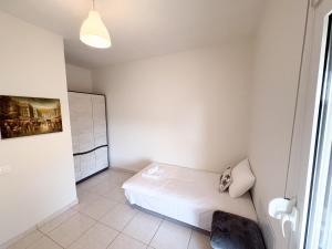 a bedroom with a white bed in a room at Alexandros House in Néa Tríglia