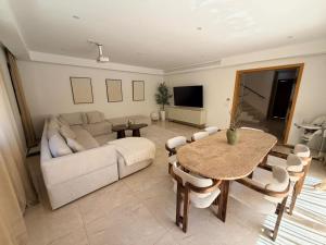 a living room with a couch and a table at Villa familiale a 10km du boulevard Mohamed VI in Marrakesh