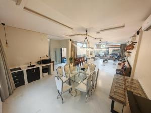 a dining room and living room with a table and chairs at Al Salateen Villas Resort in Al ‘Ammārīyah