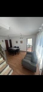 a living room with a couch and a table at COBERTURA Duplex 302,vista d Mar e piscina in Piúma