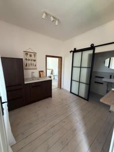 an empty room with a sink and a mirror at Altes Lehmhaus Löwenberg in Linde