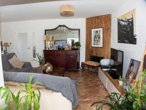 a living room with a couch and a mirror at Villa Pepe, casa compartida in Pontevedra