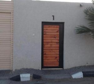 a brown door on the side of a building at كوخ بحانز الأول in Taif
