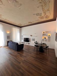 ein Wohnzimmer mit Sofa und Tisch in der Unterkunft Room Verona Ai Conti in Verona