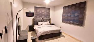 a small bedroom with a bed and a mirror at La Casa Beduina Hostel in Riyadh