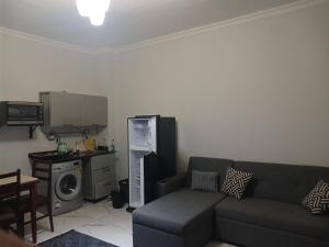 a living room with a couch and a microwave at اوسس مارينا in `Ezbet Bûgti