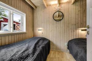 a bedroom with a bed and a mirror on the wall at C11248-Hemmet-Ildervej-26 in Hemmet