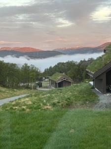 a view of a foggy valley with houses and a road at Rom med eget bad til leie felles inngang Uten kjøkken og stue Kun overnatting in Tjørhom
