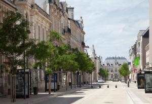 een lege straat in een stad met gebouwen bij 1bispoitiers in Poitiers
