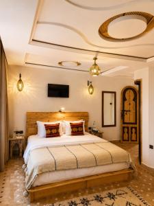 a bedroom with a large bed in a room at Dar Rihana Dadès in Aït Idaïr