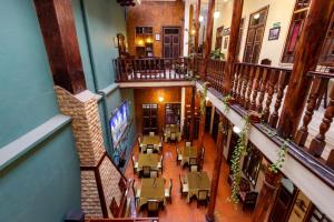 an overhead view of a restaurant with tables and chairs at Hotel Majestic 1 Centro Histórico Cuenca in Cuenca