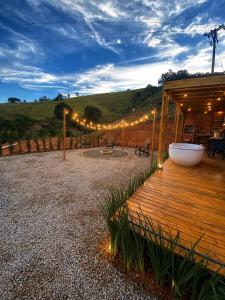 a wooden deck with a bath tub on top of a building at Cabana Do Luar in Serra Negra