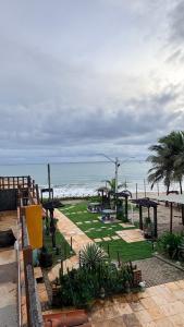 a park on the beach with the ocean in the background at Pousada Recanto das Fontes in Beberibe