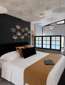 a bedroom with a large bed with umbrellas on the wall at Alquimia House tu refugio en Santa Ana in Corrientes