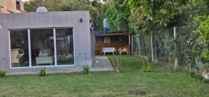a small house with a garden and a fence at Lamerced in Mar de Cobo