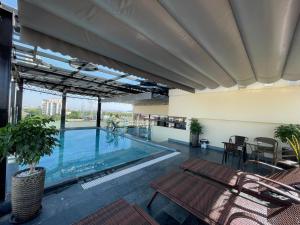 a large swimming pool with a table and chairs at Mariha Hotel Ninh Bình in Ða Gia