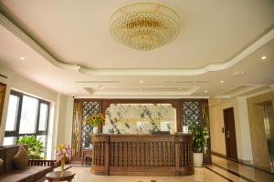 a living room with a chandelier and a lobby at Mariha Hotel Ninh Bình in Ða Gia +79 photos