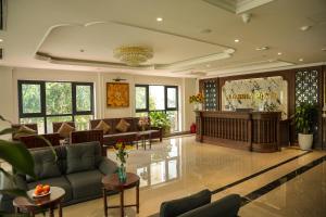 a lobby with couches and a waiting room with at Mariha Hotel Ninh Bình in Ða Gia