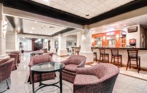 Lounge alebo bar v ubytovaní Ramada Plaza by Wyndham Atlanta Airport