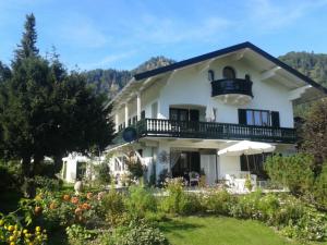 Casa blanca con balcón y jardín en Landhaus Bellecôte en Reit im Winkl