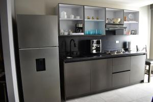 eine Küche mit Edelstahlkühlschrank und -schränken in der Unterkunft Chihuahua Historic Suite in Chihuahua