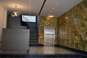 ein Flur mit Treppe und Tür in einem Gebäude in der Unterkunft Chihuahua Historic Suite in Chihuahua