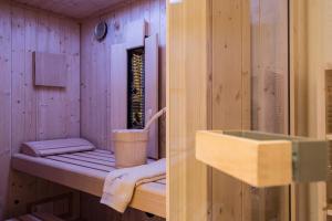 una cabaña de madera con un estante con una taza. en Slow Living Suite - Ferienwohnung mit privater Sauna & Garten en Fiss