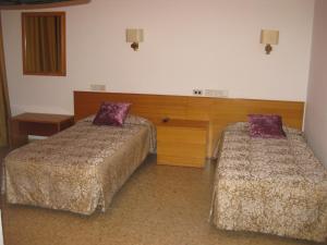 Giường trong phòng chung tại Hotel Del Llac