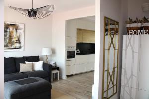 a living room with a couch and a kitchen at Casa da Fonteseca a pie de playa in Ribeira