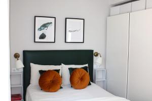 a bedroom with a bed with orange pillows on it at Casa da Fonteseca a pie de playa in Ribeira