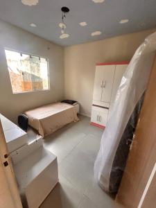 a small bedroom with a bed and a window at New progress, it's Félix! in Marabá