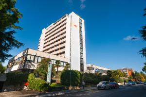 wysoki biały budynek po stronie ulicy w obiekcie Hotel Donatello Imola w mieście Imola