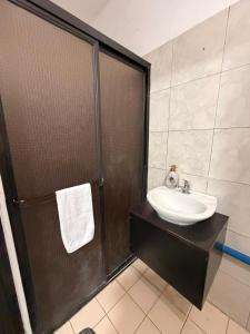 a bathroom with a shower and a white sink at Marena paradise, loft escondido,wifi,piscina12 in La Libertad