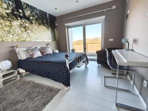 a bedroom with a bed and a sink and a window at Beach Hub in São Martinho do Porto
