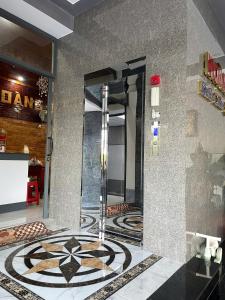 a lobby with a revolving door in a building at Khách sạn Hoàng Đại in Buôn Kuop +1 photo
