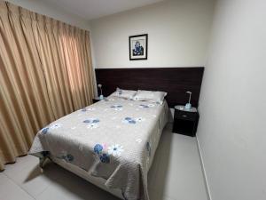a bedroom with a bed and a window at Sur Backpackers in Santa Cruz de la Sierra