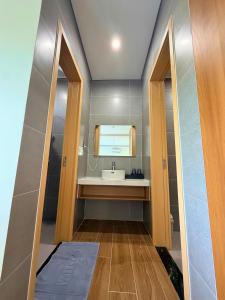 a bathroom with a sink and a mirror at Wind Village in Hà Lời
