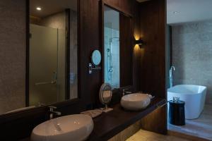 a bathroom with two sinks and a large mirror at Anye Seaview Hotel Dali in Dali +57 photos