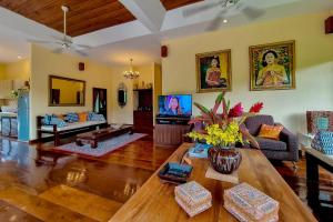 a living room with a couch and a table at Villa Khao Phaengma in Wang Nam Khieo