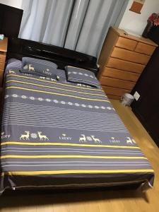 a bed in a bedroom with two mattresses on it at 安易 旅館1号房间 in Okayama +5 photos